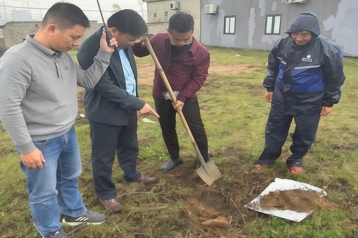 Đoàn liên ngành lấy mẫu đất để mang đi phân tích. Ảnh: Người lao động