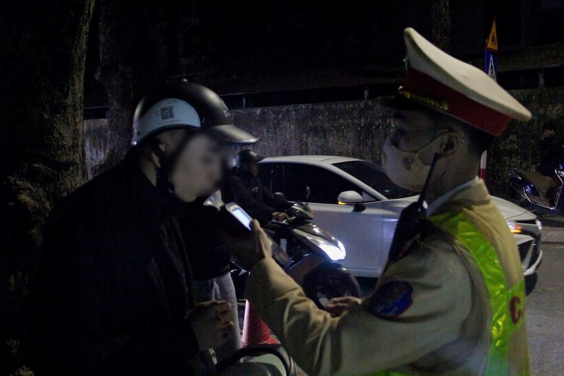 Theo Nghị định 168/1024/NĐ-CP, vi phạm nồng độ cồn ở mức trên 0,4 mg/l sẽ bị phạt tiền từ 8-10 triệu đồng và tước GPLX 23 tháng.