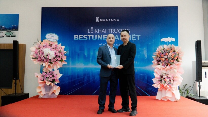 Ông Trần Minh Thao-Chủ tịch Công ty cổ phần Thái Bình Hưng Thịnh- Đại diện Bestune Việt trao chứng nhận cho Ông Tạ Xuân Hoàng- Tổng Giám đốc Công ty Cổ phần thương mại Đầu tư & Xây dựng Quốc tế Đại Việt.