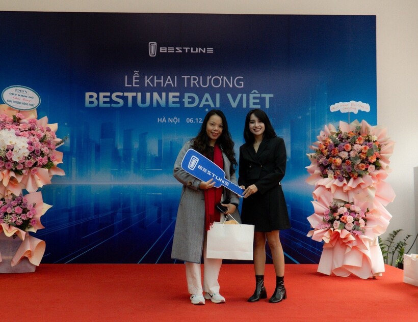 Những khách hàng đầu tiên sở hữu mẫu xe Bestune Xiaoma.