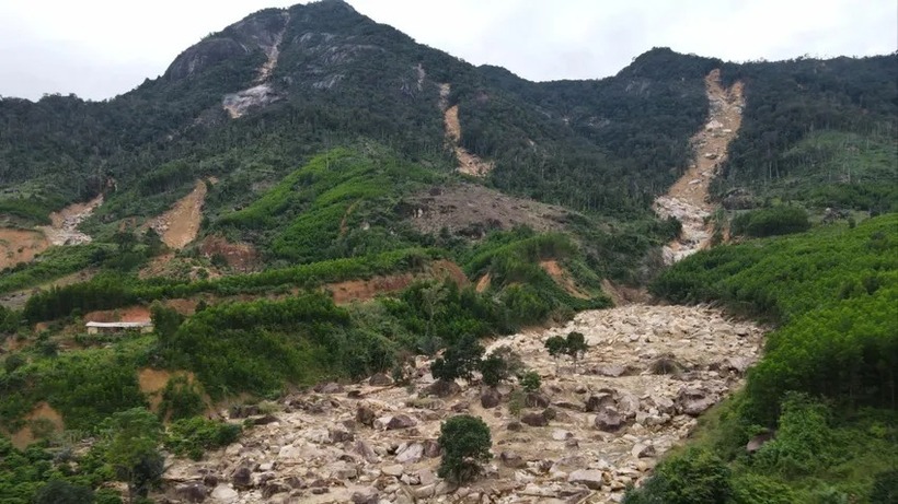 Núi Chư Yang Hanh có nguy cơ sạt lở đe dọa cuộc sống người dân địa phương. Ảnh: PLO