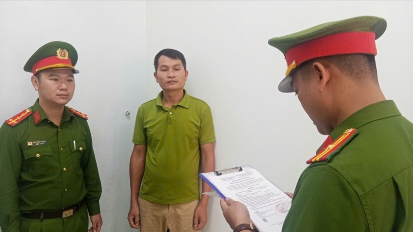 Lực lượng chức năng vừa thực hiện lệnh bắt tạm giam đối với Lê Văn Đảnh. Ảnh: Báo Tiền phong.