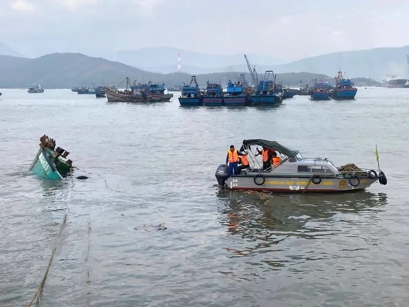 Tàu cá chìm lúc còn cách bờ 500 mét. Ảnh: PLO.