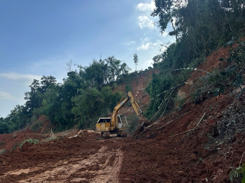 Đèo Gia Bắc nhiều lần sạt lở trong tháng 11. Ảnh: Báo Dân trí.