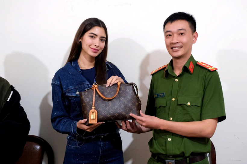 Hoa hậu Mexico nhận lại túi đồ. Ảnh: Tiền phong