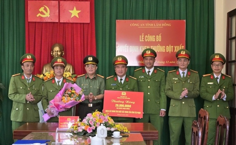 Đại tá Huỳnh Ngọc Liêm, Phó Giám đốc Công an tỉnh, trao thưởng và biểu dương Công an phường Xuân Hương - Đà Lạt. Ảnh: Người lao động