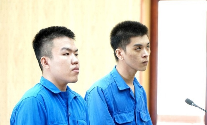 Long (bìa trái) và Huy tại phiên tòa. Ảnh: Thanh Niên