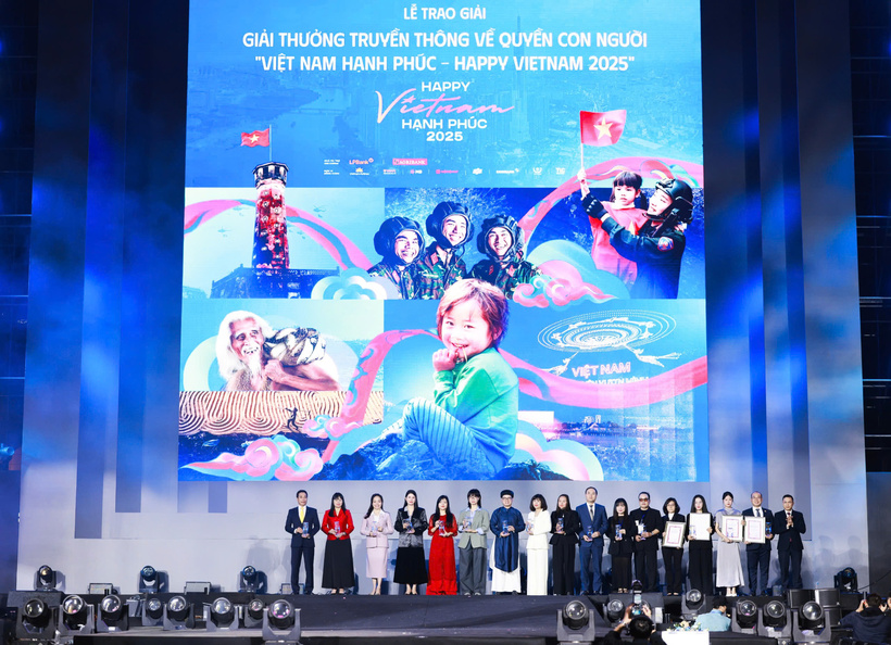 Ông Nguyễn Văn Ngọc (ngoài cùng bên trái), Chánh Văn phòng Quản trị, đại diện LPBank nhận kỷ niệm chương của chương trình Vietnam Happy Fest