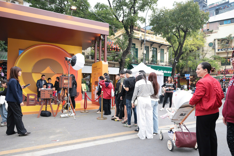 Gian hàng của LPBank tại Vietnam Happy Fest 2025 thu hút đông đảo người dân và du khách đến tham quan