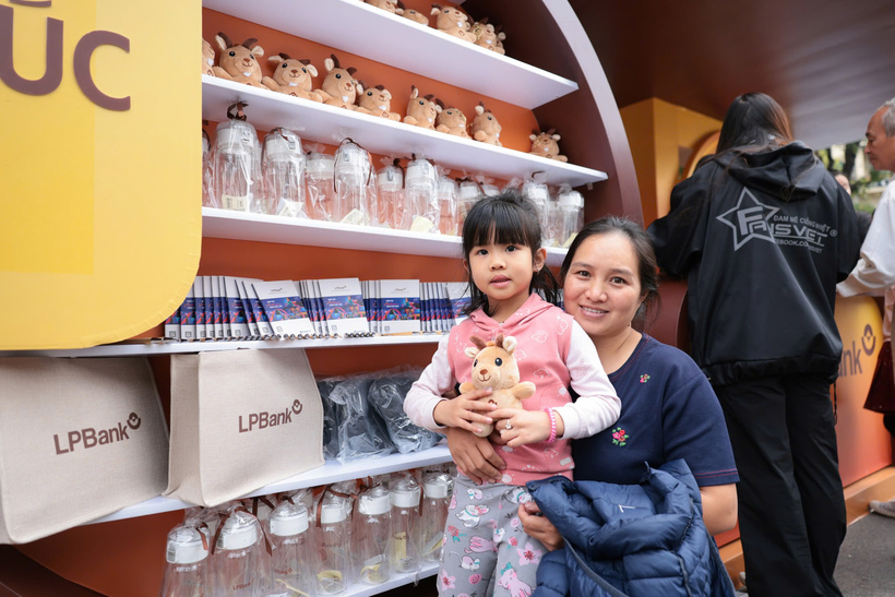 Khách tham quan hào hứng check-in và nhận những phần quà ý nghĩa từ LPBank