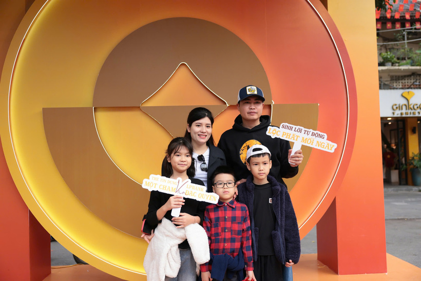 Khách tham quan hào hứng lưu lại những khoảnh khắc hạnh phúc tại không gian trải nghiệm của LPBank