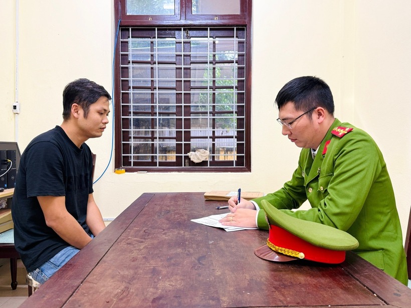 Công an lấy lời khai tài xế gây tai nạn chết người Ngô Trọng Trí. Ảnh: Tiền phong