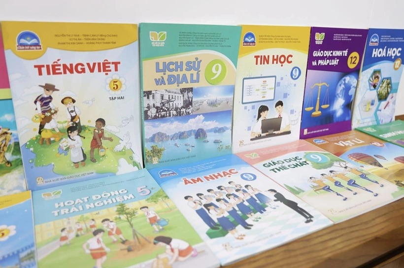 Một bộ SGK chuẩn mực không chỉ đơn thuần là tập hợp các cuốn sách theo chương trình mới mà phải là khung tham chiếu chuẩn cho giáo viên, đảm bảo tính ổn định và chất lượng dạy học trên cả nước. Ảnh minh họa