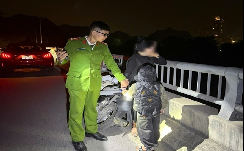 Tổ công tác công an phường Bạch Đằng động viên, thuyết phục người mẹ trẻ từ bỏ ý định dại dột. (Ảnh: Công an TP.Hải Phòng)