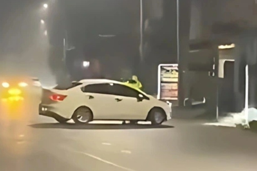 M. điều khiển xe bỏ chạy, tông CSGT lên nắp capo. (Ảnh: Cắt từ clip)