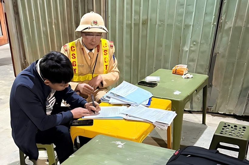Lực lượng chức năng lập biên bản vi phạm đối với tài xế