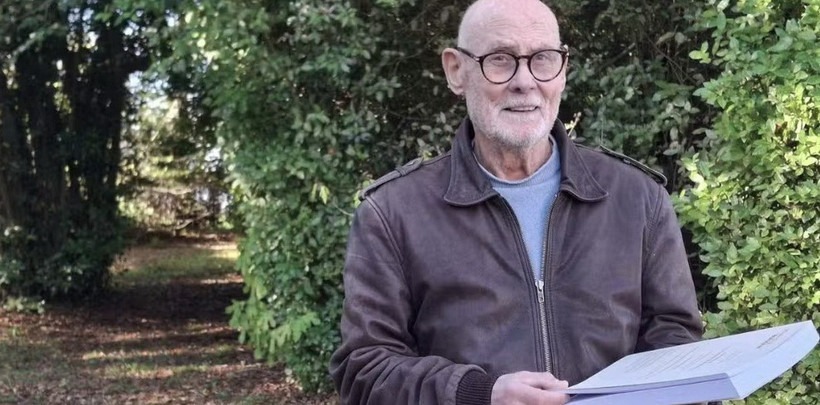 Cụ ông Jean-Marie Goizet, 89 tuổi bảo vệ thành công luận án tiến sĩ luật. Ảnh: VietNamPlus