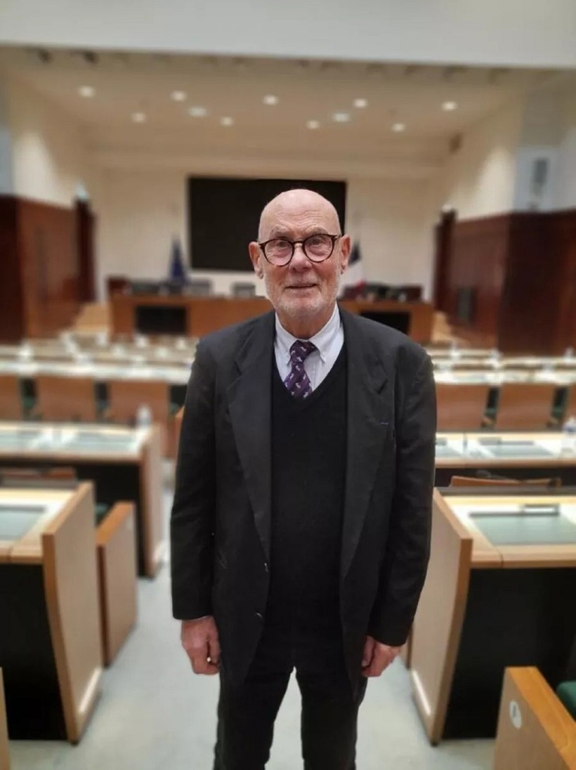 Nhìn lại thành quả của mình, ông dí dỏm: "Giá mà tôi nhận bằng đúng năm 90 tuổi thì còn 'oách' hơn nữa!". Ảnh: LE FIGARO