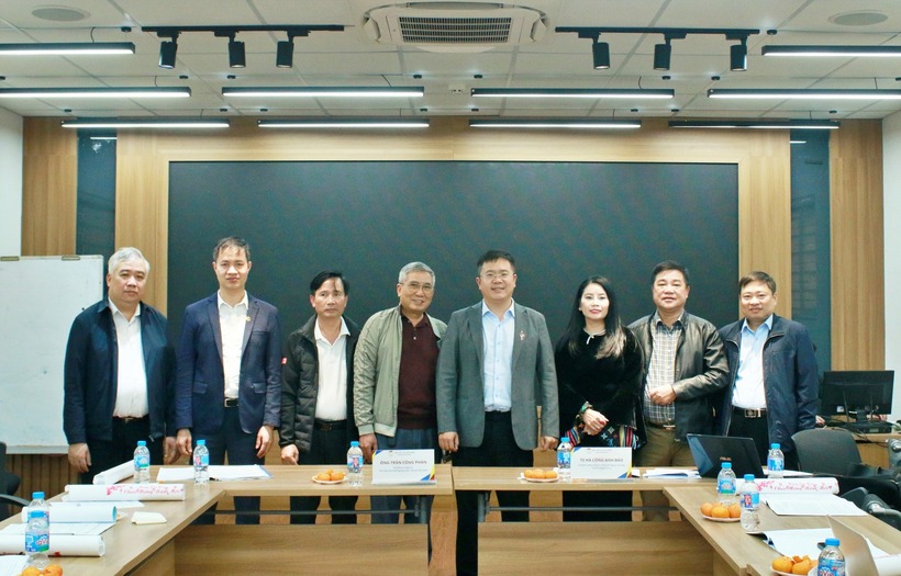 Ông Dương Đình Khuyến - Uỷ viên Ban Thường vụ Hội Luật gia Việt Nam (thứ 4 từ trái qua) chụp ảnh với các Cụm trưởng, Cụm phó Cụm thi đua số 6.