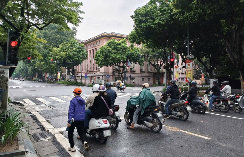 Khi dừng xe nghe điện thoại, người tham gia giao thông cần tuân thủ các quy định về dừng xe để tránh gây cản trở giao thông và các nguy cơ gây tai nạn giao thông. (Ảnh minh họa: Tiền phong)