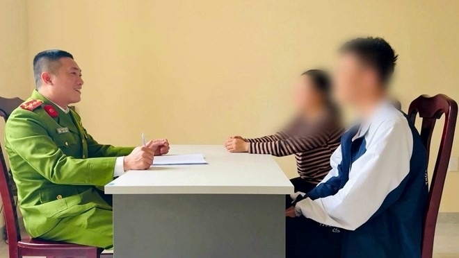 Công an làm việc với nạn nhân bị bắt cóc. Ảnh: Lao động