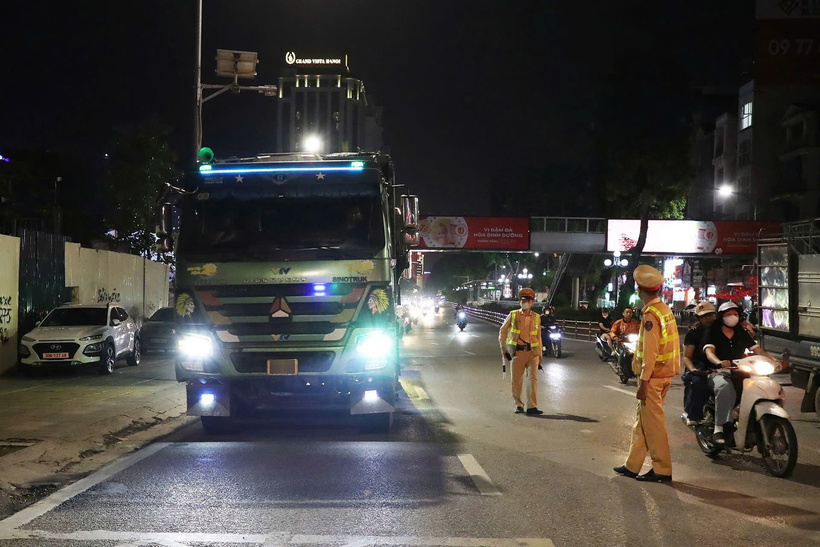 Lực lượng chức năng kiểm tra tải trọng ô tô.