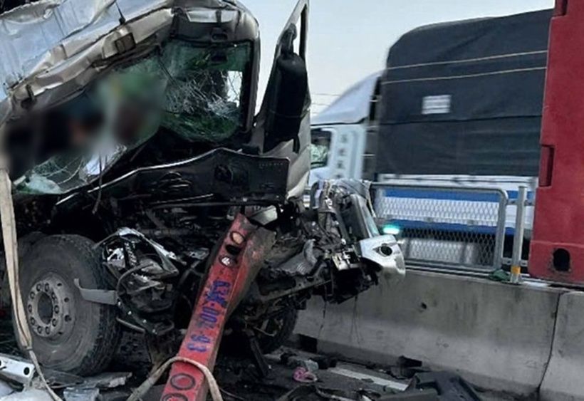 Phương tiện bị hư hỏng nặng. Ảnh: Lao động