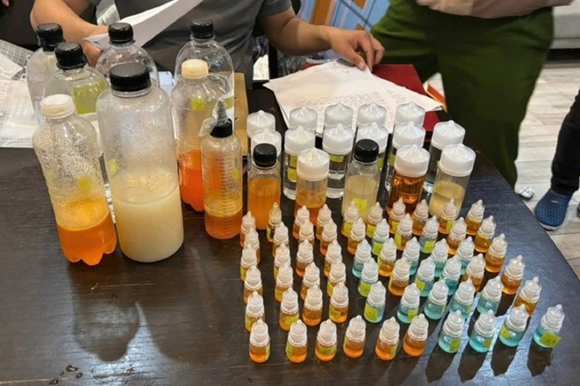 Các chai lọ chứa tinh dầu ma túy được pha chế. Ảnh: Đồn biên phòng Non Nước.