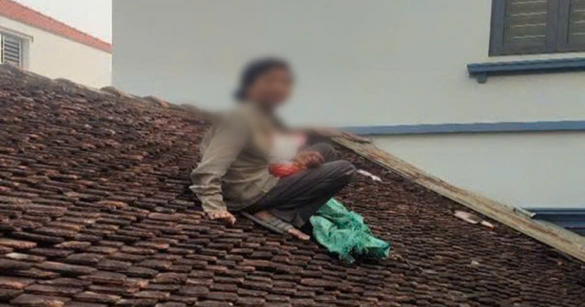 Chị N.T.H trên nóc nhà của một hộ dân tại ngõ 3C, xóm Thanh Bình,&nbsp;thôn Thượng Thanh 2, xã Bình Minh.