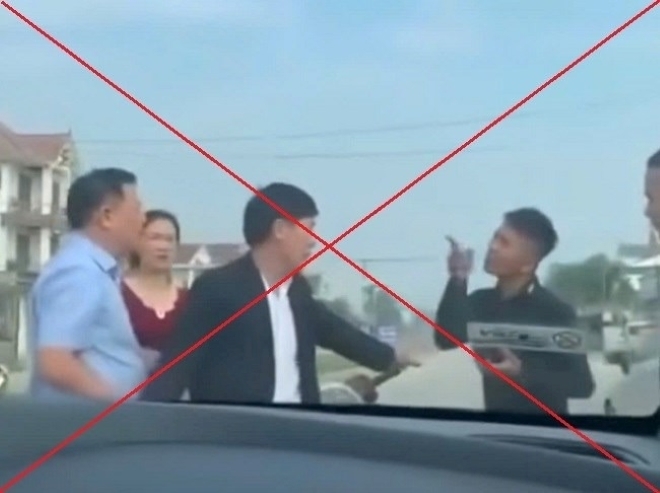 Đối tượng Nguyễn Phúc Yến giơ tay chặn xe đòi tiền trên Quốc lộ 7A. Ảnh: Lao động