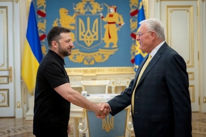 Đặc phái viên Mỹ Keith Kellogg và Tổng thống Ukraine Volodymyr Zelensky. Ảnh: Reuters