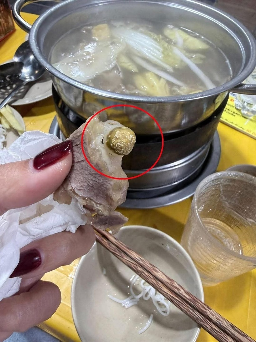 Hình ảnh nữ thực khách chia sẻ, gây xôn xao mạng xã hội. (Ảnh: VietnamNet)