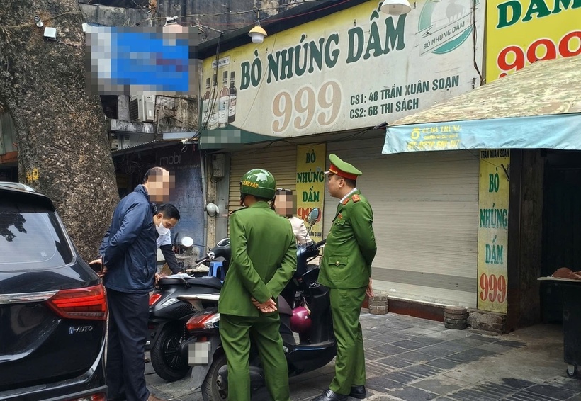 Lực lượng chức năng có mặt trước quán bò nhúng dấm 999, 48 Trần Xuân Soạn. (Ảnh: Tiền phong)