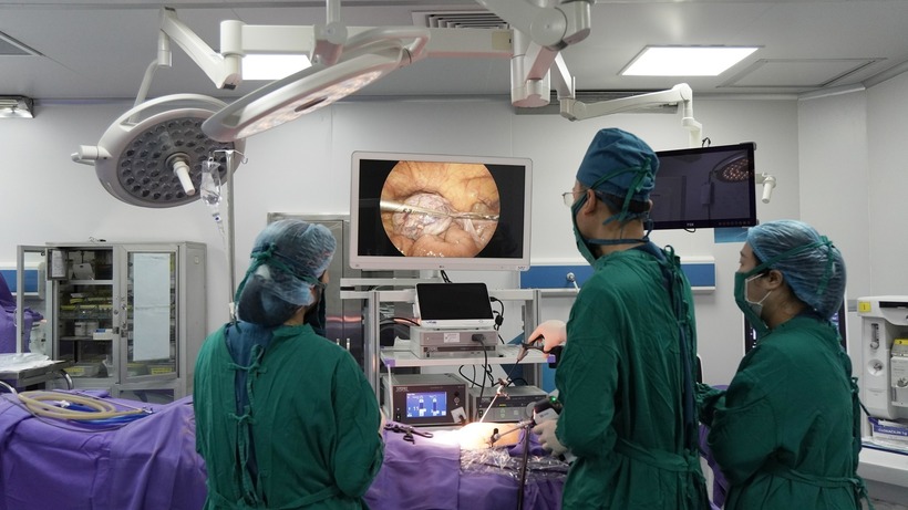 Ê kíp bác sĩ phẫu thuật cho bệnh nhân. Ảnh: SK&ĐKS.