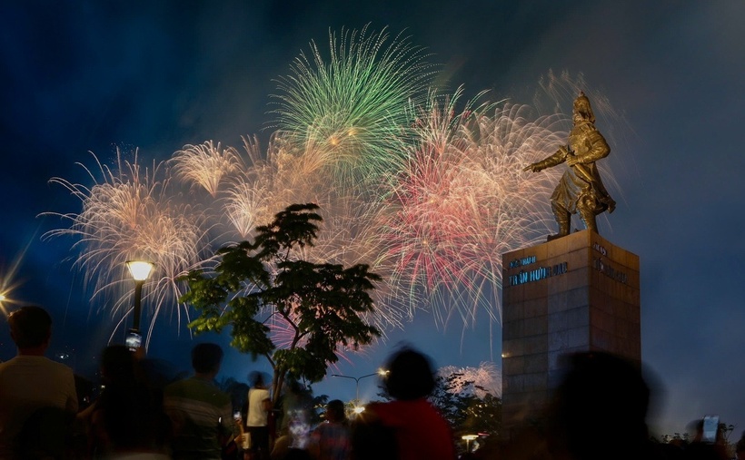 Người dân TP.HCM thưởng thức trình diễn pháo hoa tại Công viên Bến Bạch Đằng. (Ảnh: Dân trí)