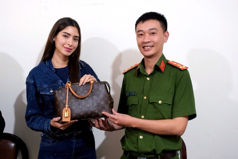 Leon Yuriar Angela Michelle khi nhận lại tài sản. Ảnh: VnExpress