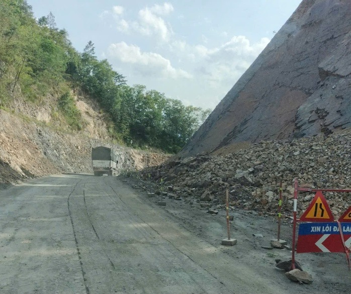 Phương tiện lưu thông trên một đoạn thi công tuyến Quốc lộ 28B. (Ảnh: Người lao động)