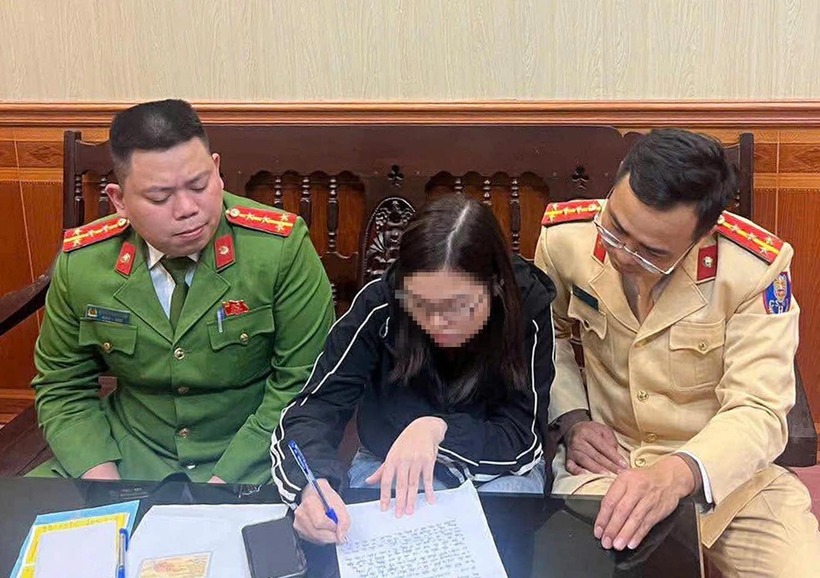 Công an làm việc với nữ tài xế. (Ảnh: VietnamNet)