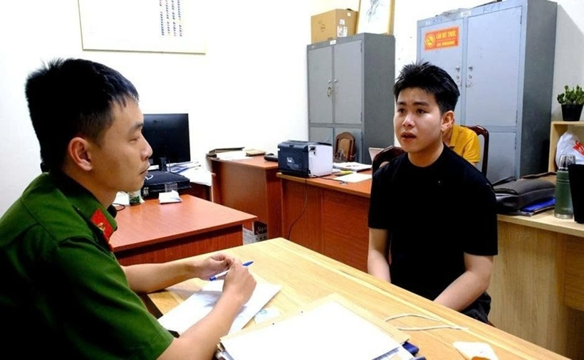 Diễn viên Lâm Thái làm việc tại cơ quan công an. (Ảnh: Báo Lâm Đồng)