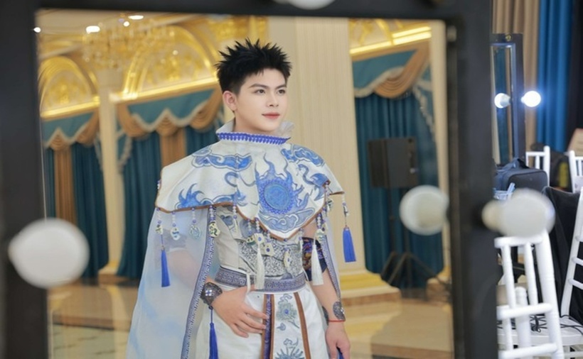 Nguyễn Lâm Thái thường xuyên chụp hình với người nổi tiếng rồi post lên mạng. (Ảnh: Người lao động)