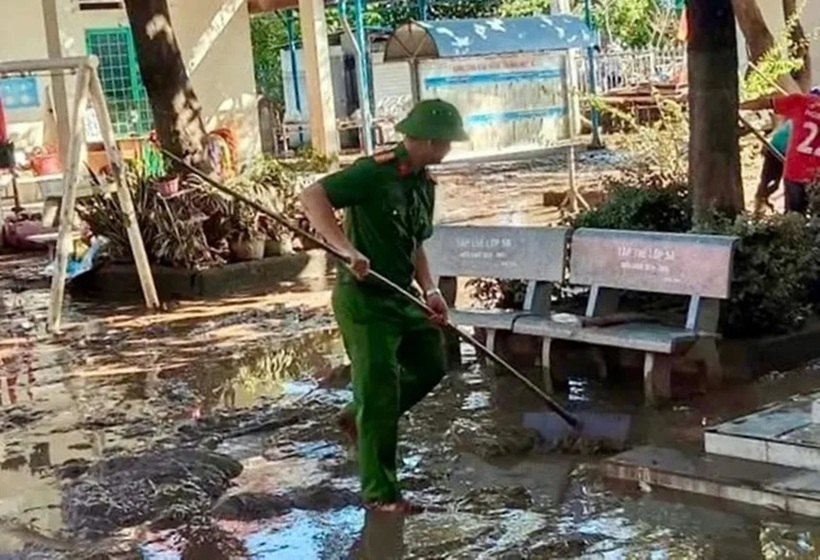 Công an xã Hàm Thuận Bắc hỗ trợ dọn dẹp vệ sinh môi trường. Ảnh: Báo Lâm Đồng