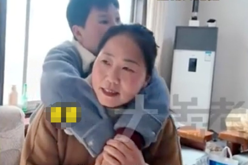 Bà Lưu chăm sóc cô con dâu gặp tai nạn suốt nhiều năm. Ảnh: Sina