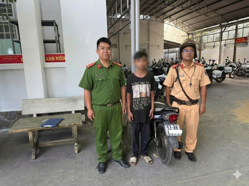 Lực lượng chức năng làm việc, xử lý nhóm thiếu niên 14 tuổi bốc đầu quay clip câu "view". Ảnh: PLO.