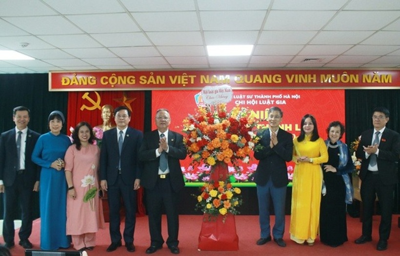 Ông Nguyễn Khánh Ngọc - Chủ tịch Hội Luật gia Việt Nam tặng lẵng hoa chúc mừng Chi hội.