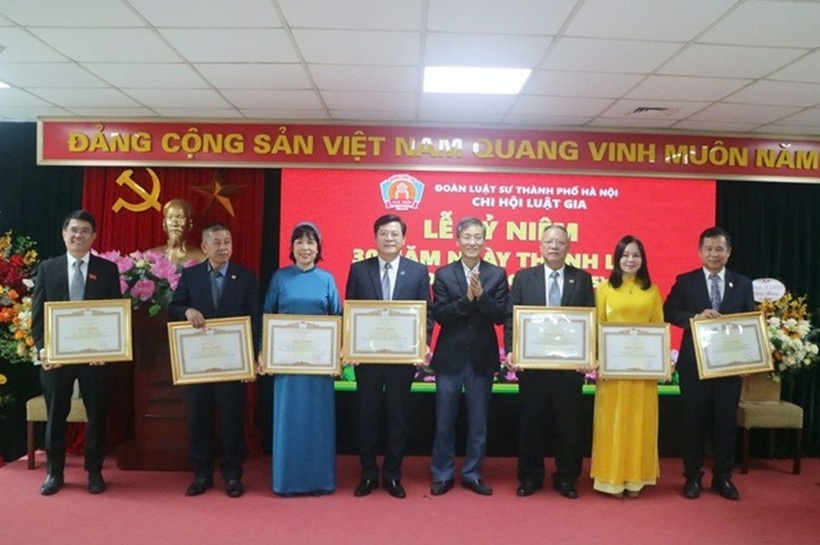 Ông Nguyễn Khánh Ngọc - Chủ tịch Hội Luật gia Việt Nam trao bằng khen cho các tập thể, cá nhân có thành tích xuất sắc.