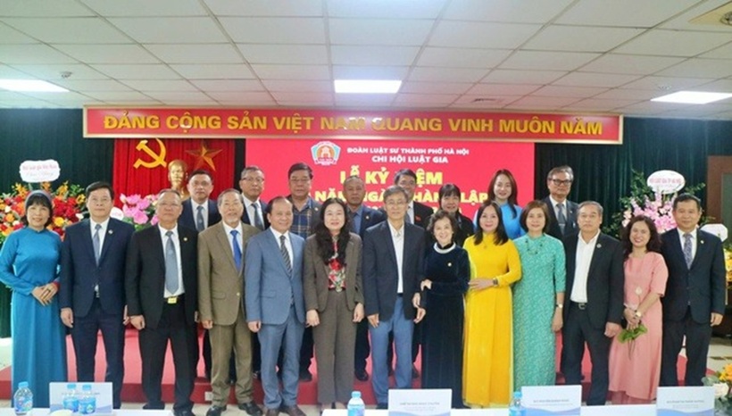 Các đại biểu chụp ảnh lưu niệm.