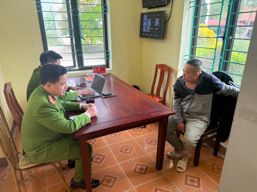 Đối tượng tượng truy nã Bùi Duy Thắng tại cơ quan Công an. Ảnh: Công an tỉnh Phú Thọ.