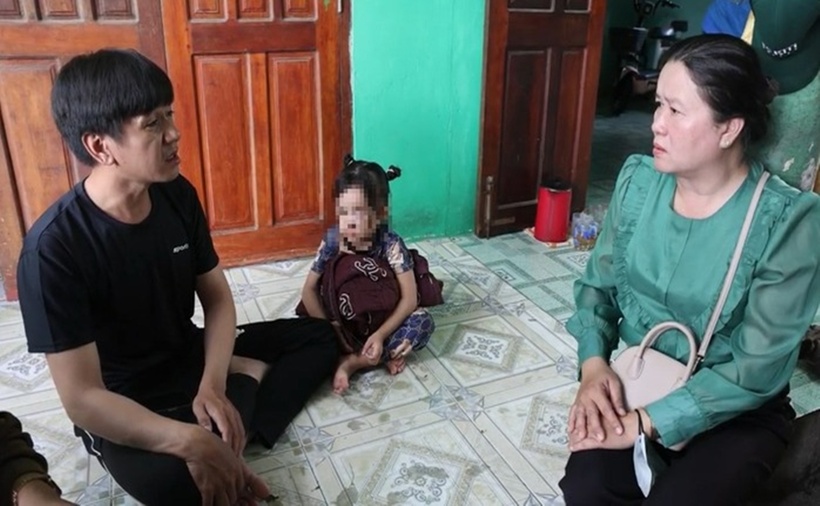 Chính quyền địa phương đã đến thăm hỏi cháu bé cùng gia đình ngay trong chiều 8/12, khi bé vừa từ bệnh viện trở về. (Ảnh: Người lao động)