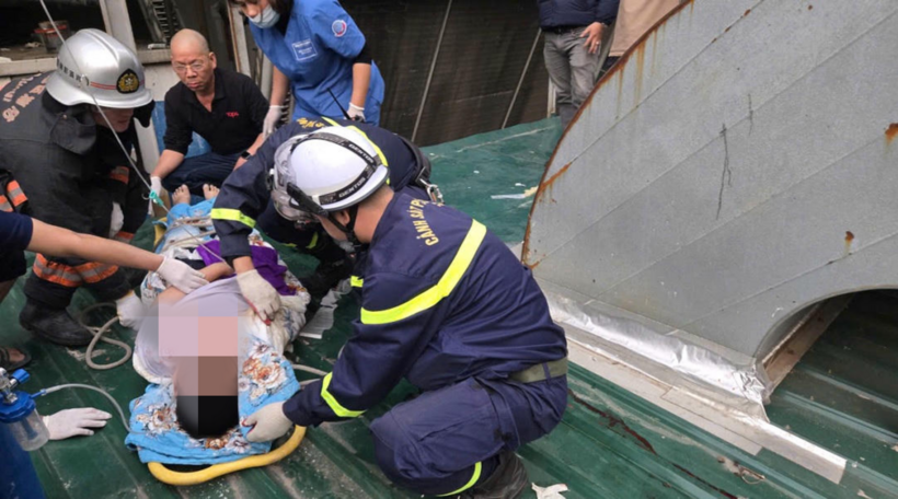 Lực lượng cứu nạn cứu hộ đã tiến hành sơ cấp cứu ban đầu cho nạn nhân, sau đó cố định cẩn thận nạn nhân bằng cáng cứng. Ảnh: Pháp luật Việt Nam.