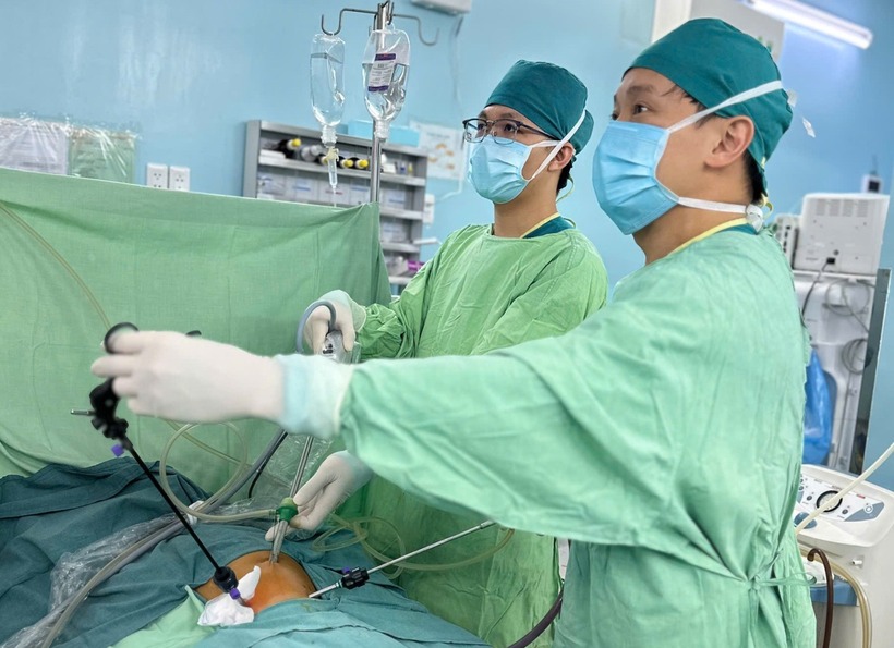 Bác sĩ phẫu thuật cho bệnh nhân. Ảnh: Vnexpress.